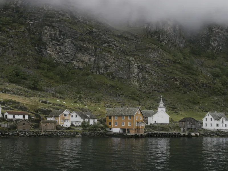Undredal ved fjorden, med geiter i den bratte lia over husene